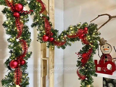 Dây lá thông Noel châu mờ ruy băng đỏ dài 3M [Bản lớn - Nhiều lá - Đèn đom đóm] DAYLA-04